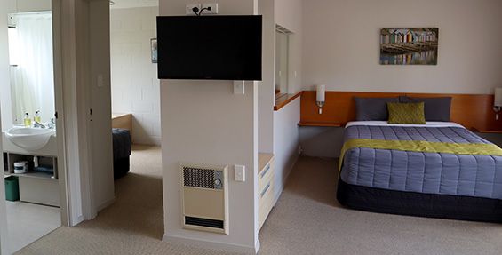 1-bedroom suite bed